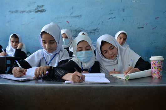 Des jeunes élèves dans une école de la ville d’Hérat, le 20 septembre 2021. © Hoshang Hashimi / AFP